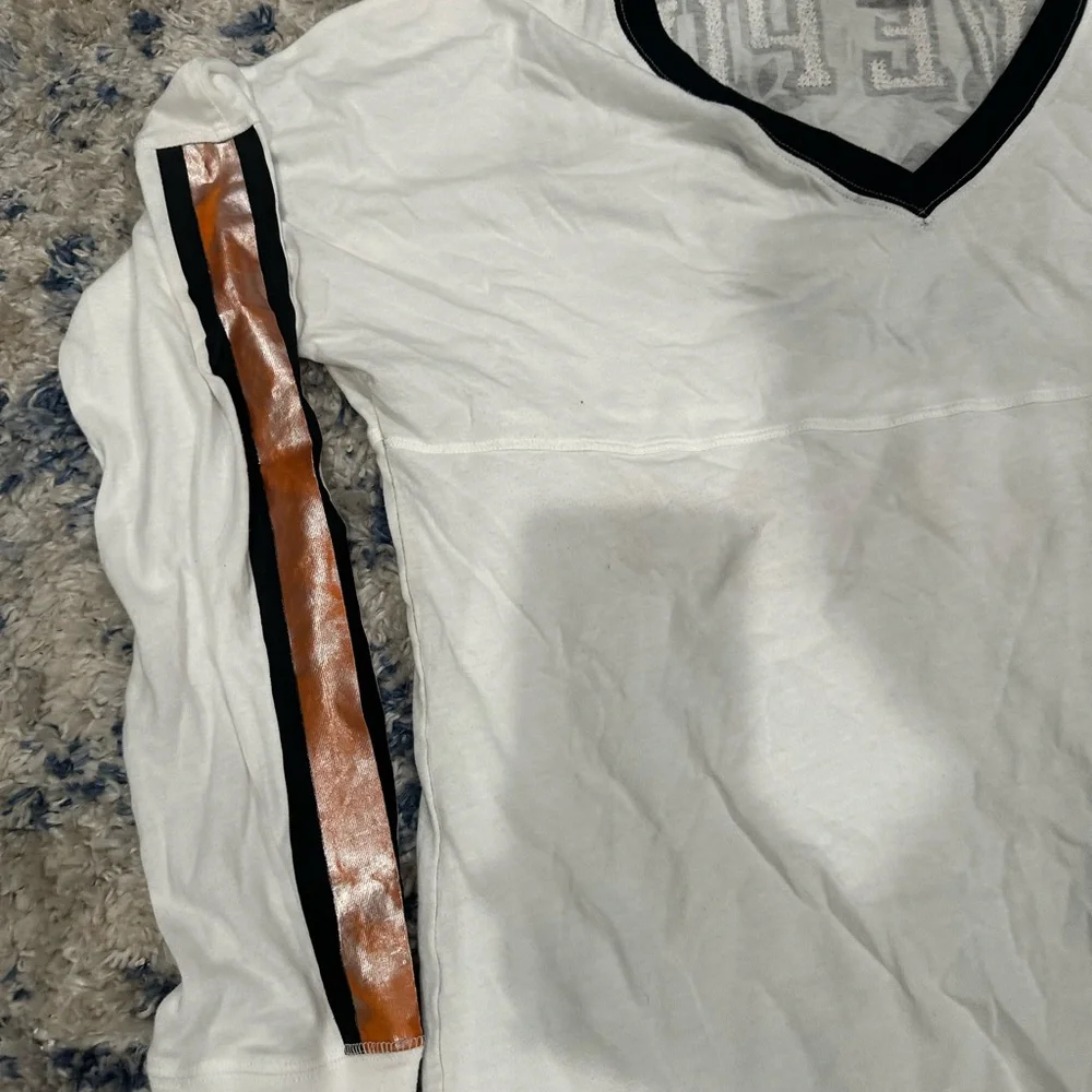 PINK Victoria's Secret White V-Neck Tee - Picture 4 of 11